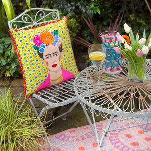 Talking Tables Boho Frida Kahlo Rozen kussen met kwastjes
